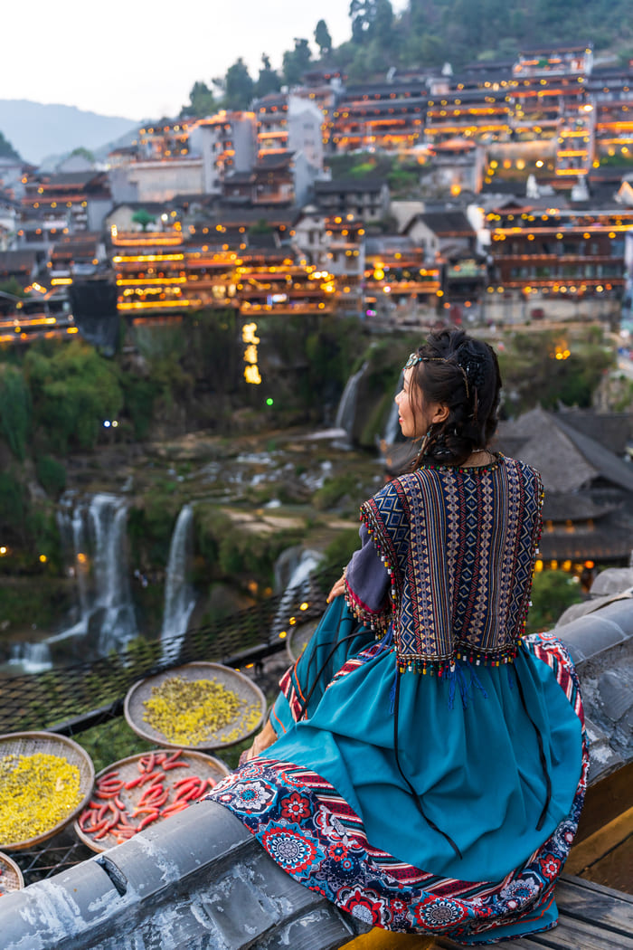 Chica viendo la ciudad, en la ciudad de Lijiang, China