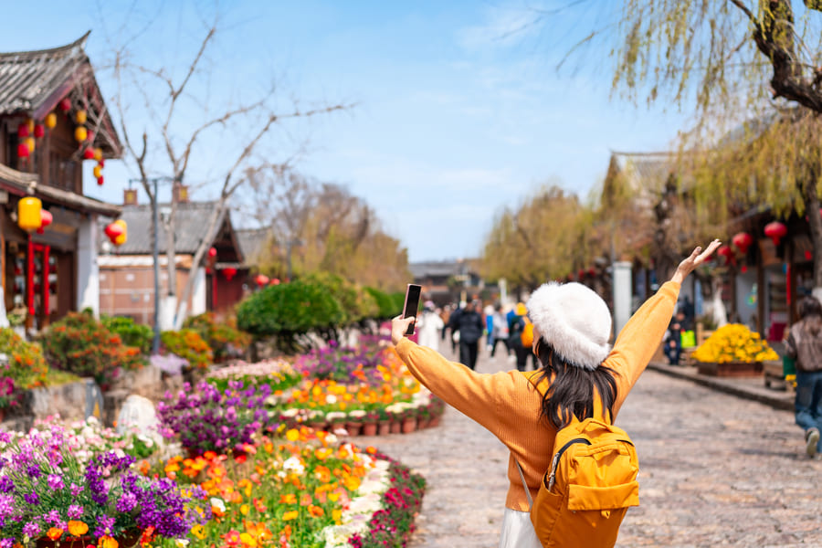 Chica en Yunnan, China, disfrutando de un día de paseo
